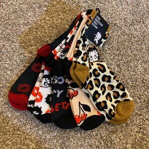 Mad Engine Women 5 Pairs Quarter Crew Socks Size 9-11 and 1 Enamel Keychain